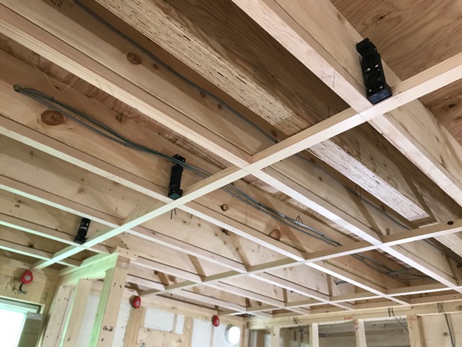 防震吊具使用天井野縁組み 